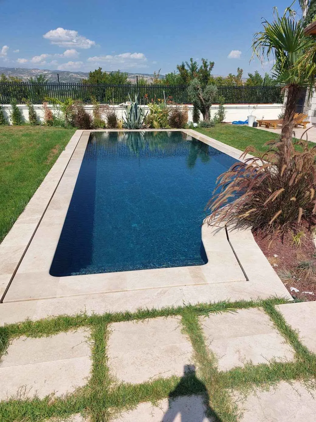 Safir Havuzları ile hayalinizdeki yüzme havuzuna sahip olun. Uzman ekibimizle tasarım ve imalat sürecinde size özel hizmet sunuyoruz.